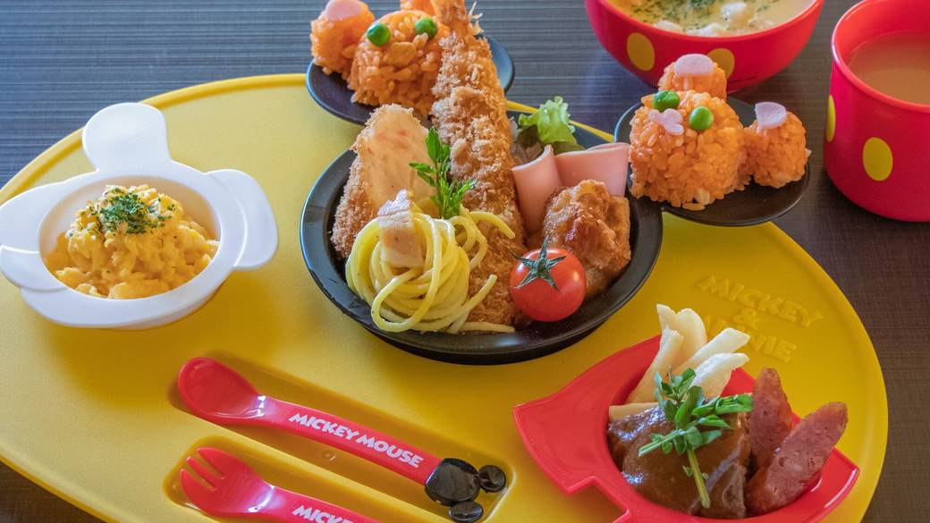 可愛い盛り付けのお子様の夕食 / 3