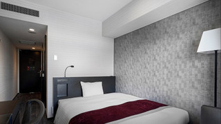 モデレートダブルルーム クイーンベッド 1 台 喫煙可 [広島駅北口より徒歩3分]