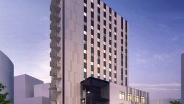 施設の正面 (日没後) / 1