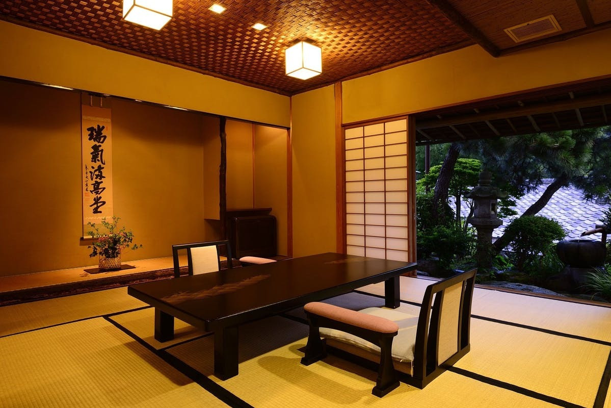 水や木とも調和した、しっとりした空気の石庭3720151