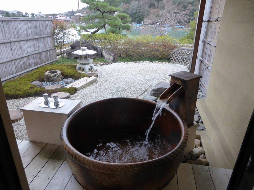 客室露天風呂から嵐山を眺めてリラックス3933281