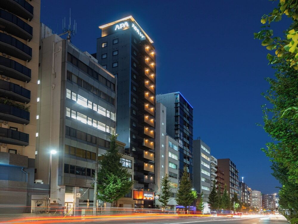 施設の正面 (日没後)