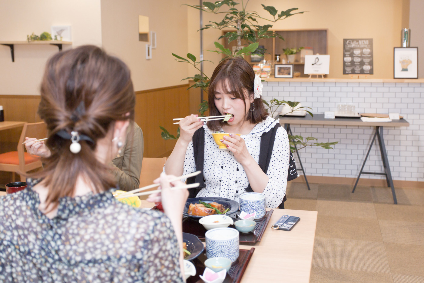 女子旅 食事 女性