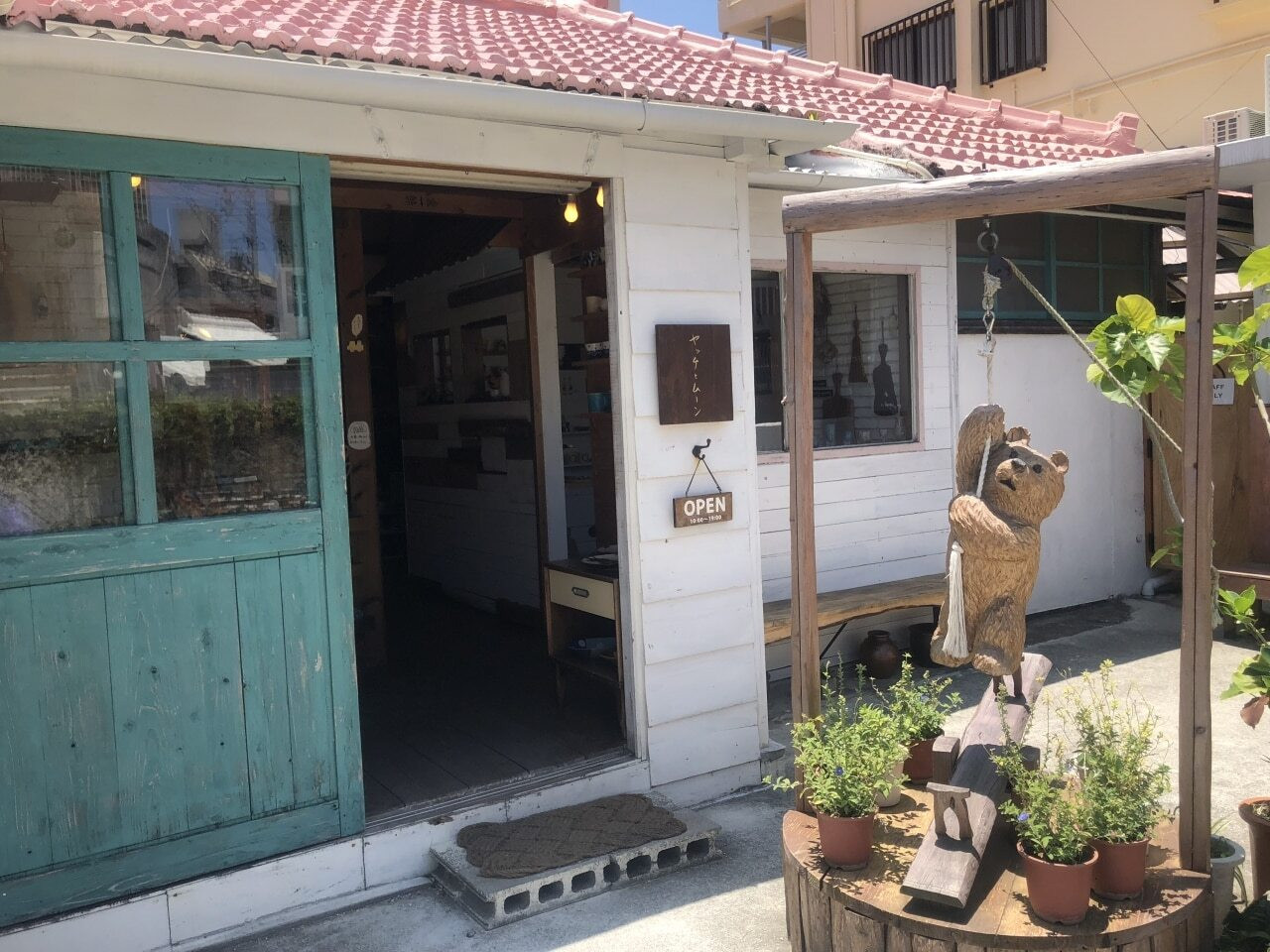 「ヤッチとムーン」のポップな「やちむん」はお土産にぴったり4084708