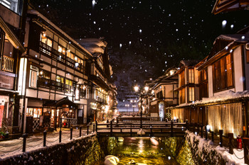 Snow scene at Ginzan onsen