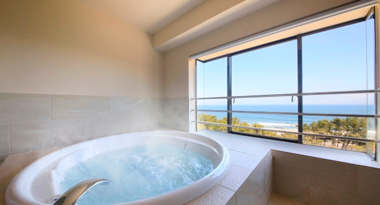 青い海と松林に囲まれたリゾートホテル4238270