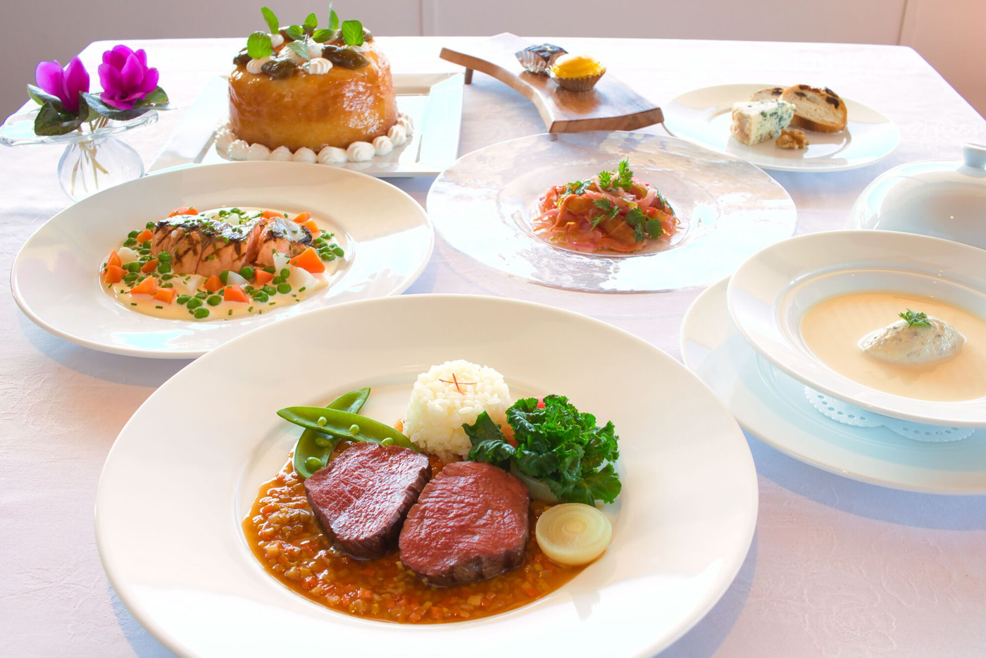 本格フレンチが楽しめる、富士山麓の老舗ホテル3455567