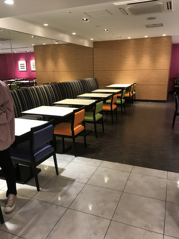 壁際のテーブル・この右手に広い空間のテーブルあり