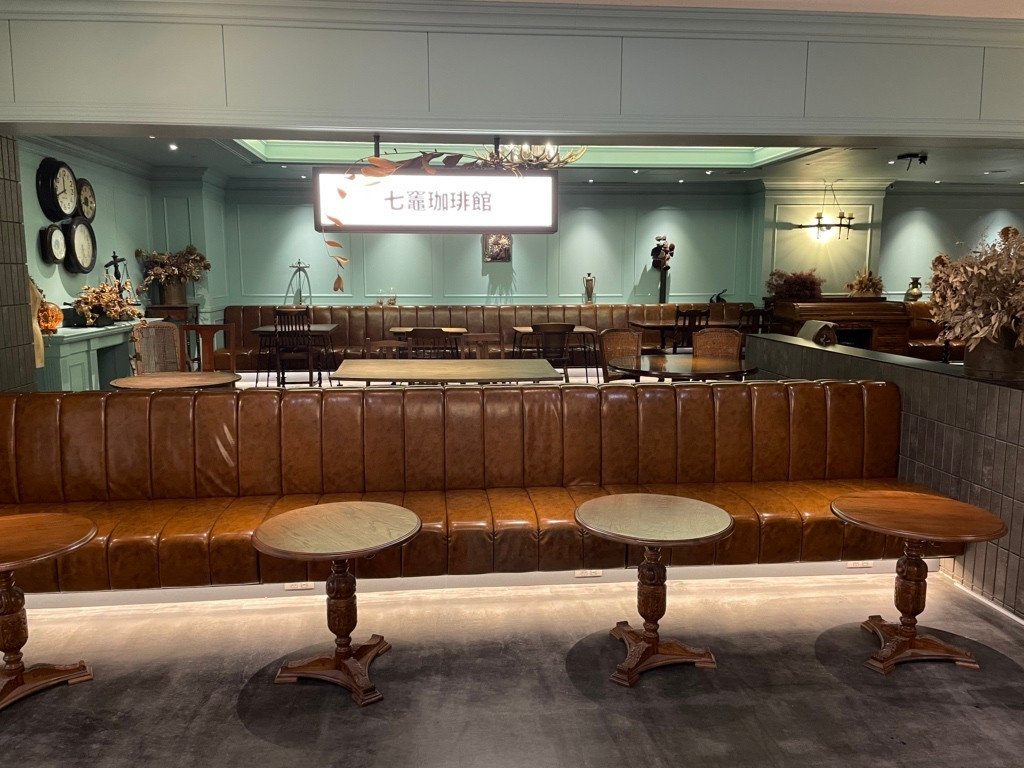 「七竈珈琲館」 内観 262346546 革張りのどっしりしたソファ