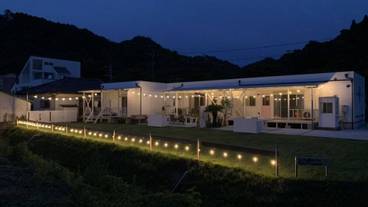 施設の正面 (日没後) / 5