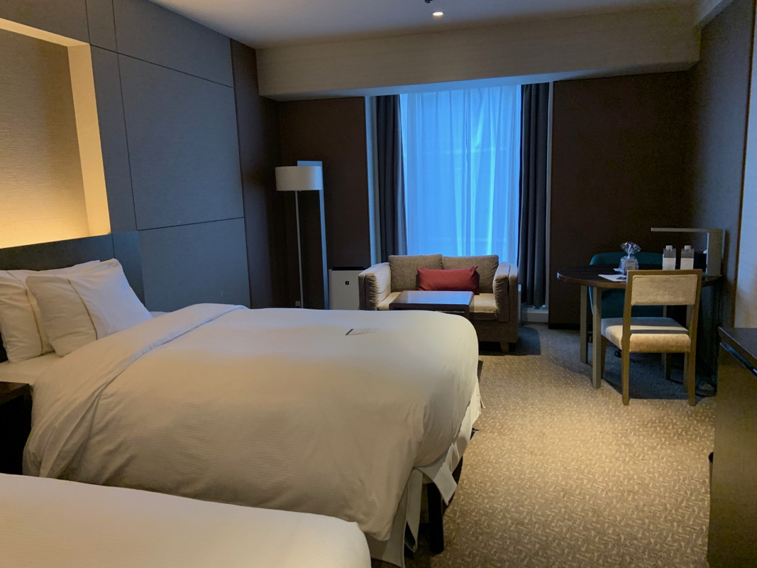 広くで、シックな雰囲気のお部屋でした。