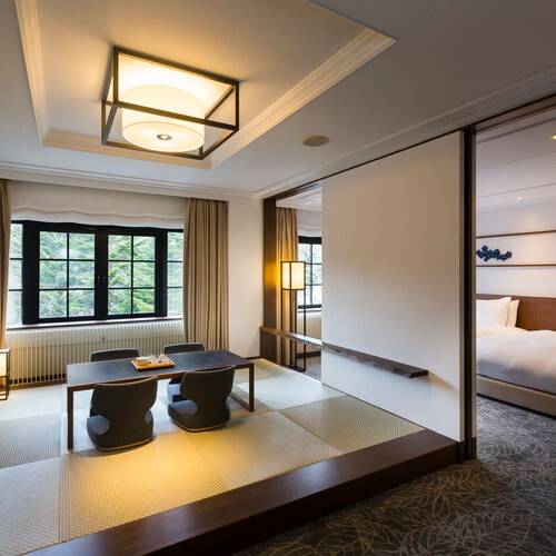 軽井沢彫の桔梗が彩る
広々とした客室 / 3