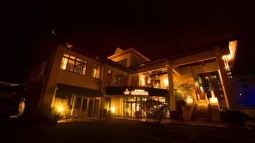 施設の正面 (日没後) / 1