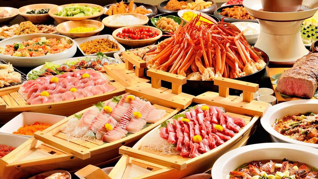 カニの食べ放題も！
夕食バイキングに舌鼓 / 1
