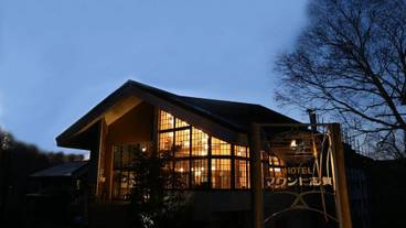 施設の正面 (日没後) / 3