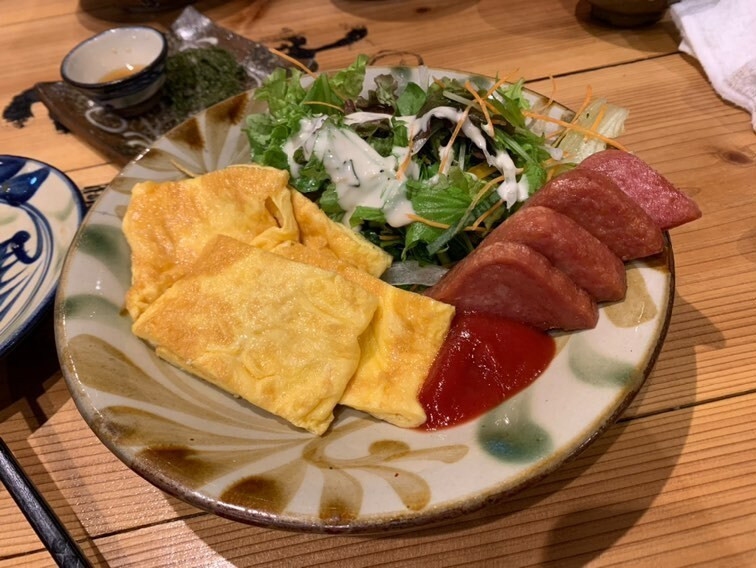 「島唄居酒屋 喜山」のポーク玉子。本州ではスパムと呼ばれることが多いが、沖縄ではポークと呼ばれること多々 / 2