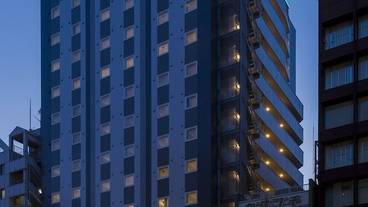 施設の正面 (日没後) / 1