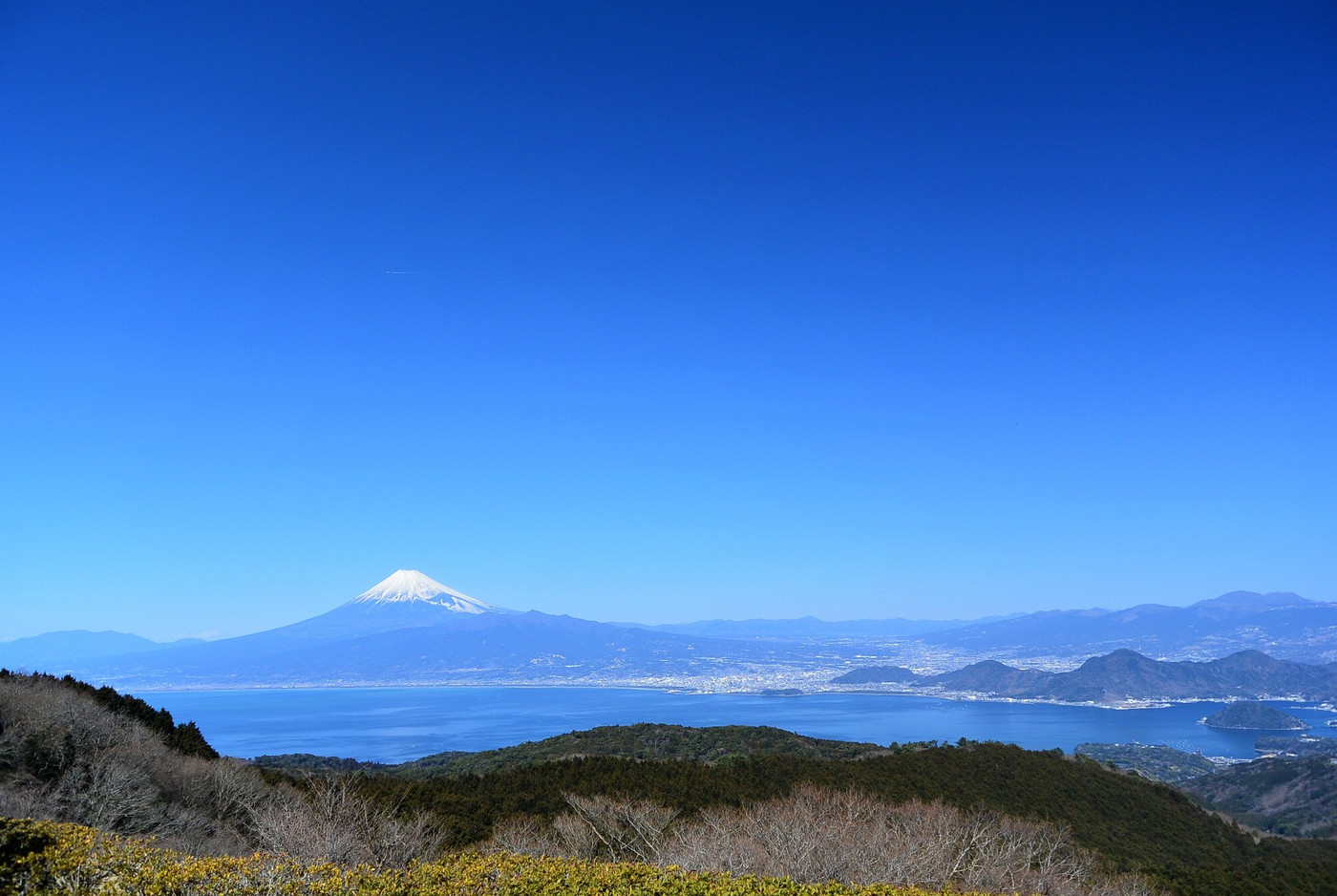 大自然の中でのハイキング