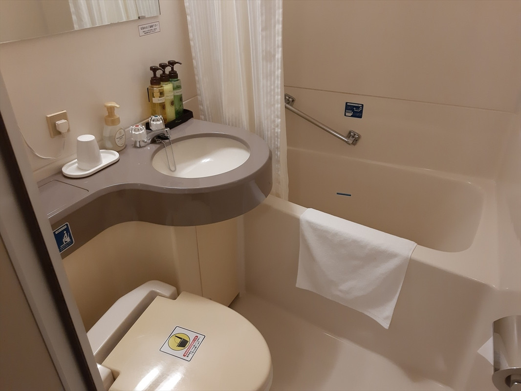 部屋付きの浴室は標準的サイズと設備。