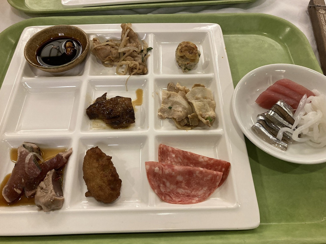 いただいた夕食。美味しそうな料理はなかったです。