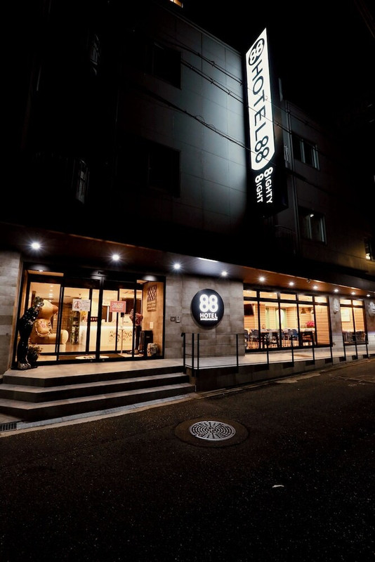 施設の正面 (日没後)