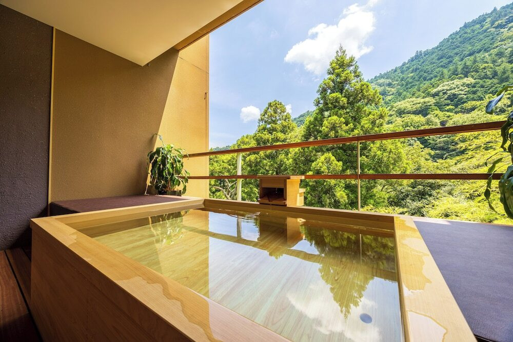 竹林の露天風呂で至極の湯あみ。全室で“金色の湯”を堪能4011034