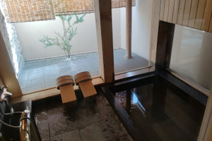 木の温もりを感じるお風呂で寛いで