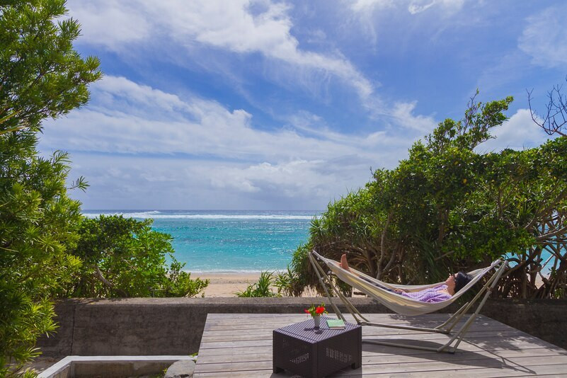 1.【水平線と朝陽の宿】潮風の吹き抜けるテラスと青く遠い水平線3547100