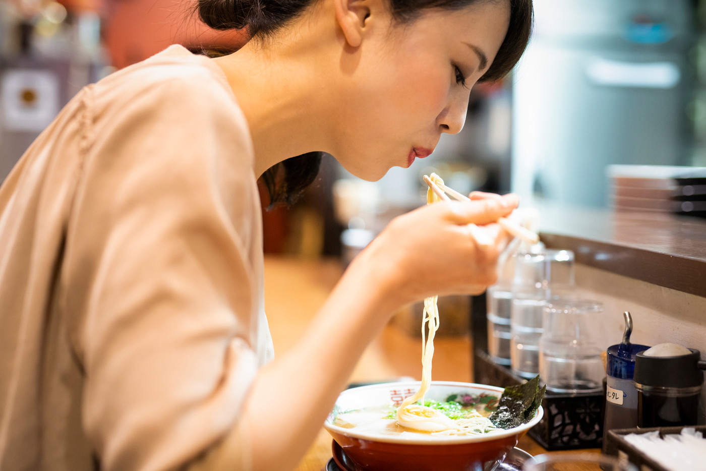 一人でラーメンを楽しむ女性