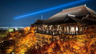 施設の正面 (日没後) / 1