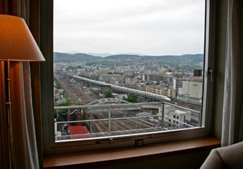 京都駅直結、駅構内を眺める客室もあるホテル3685047