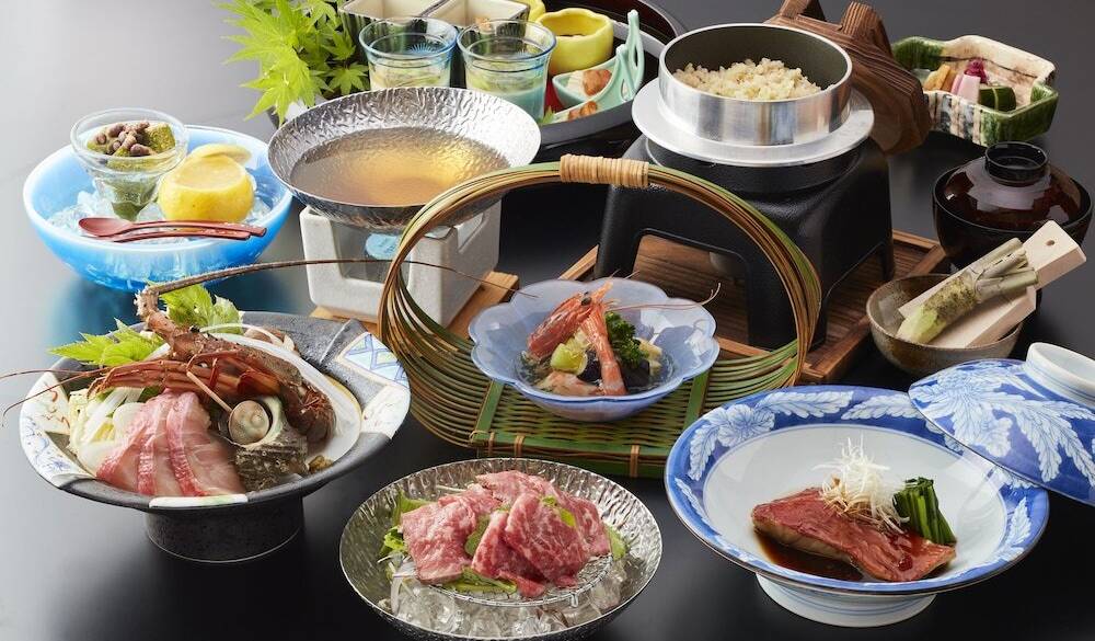 伊勢海老に金目鯛も！
懐石料理に舌鼓 / 1