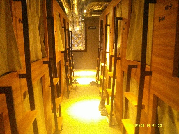 キャビン客室通路の様子。まあカプホみたいなもん。