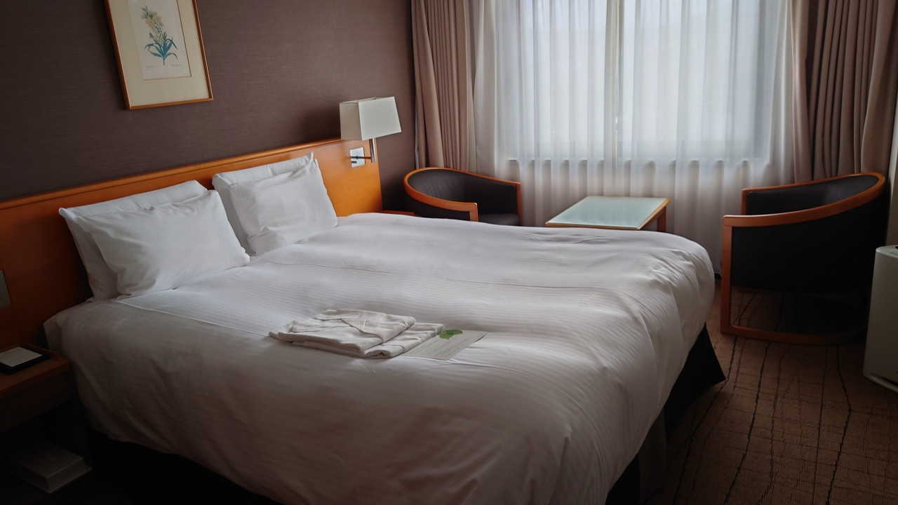 ベッドで充電できないのが不便