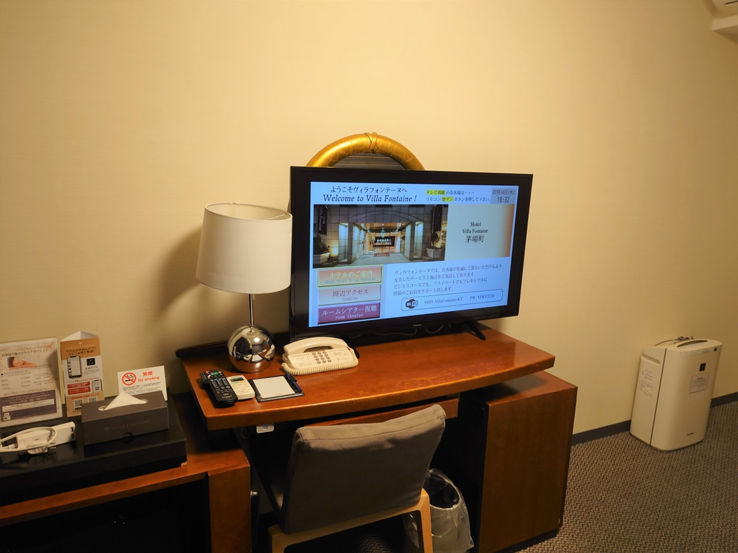 テレビの後ろに鏡があります