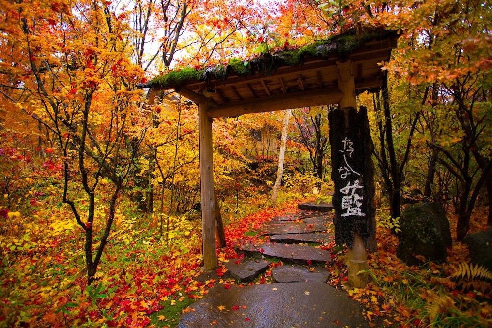 旅館の外門(秋)