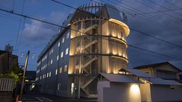 施設の正面 (日没後) / 1