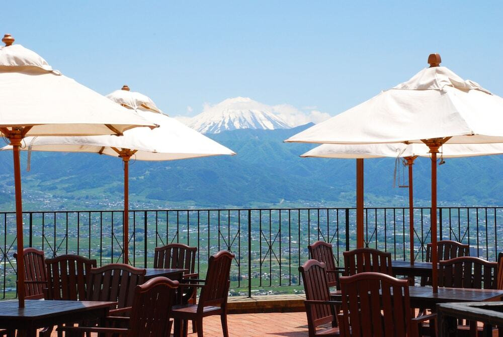 美味しいパフェでお腹も満たす♪南欧風の温泉付きホテル4044757