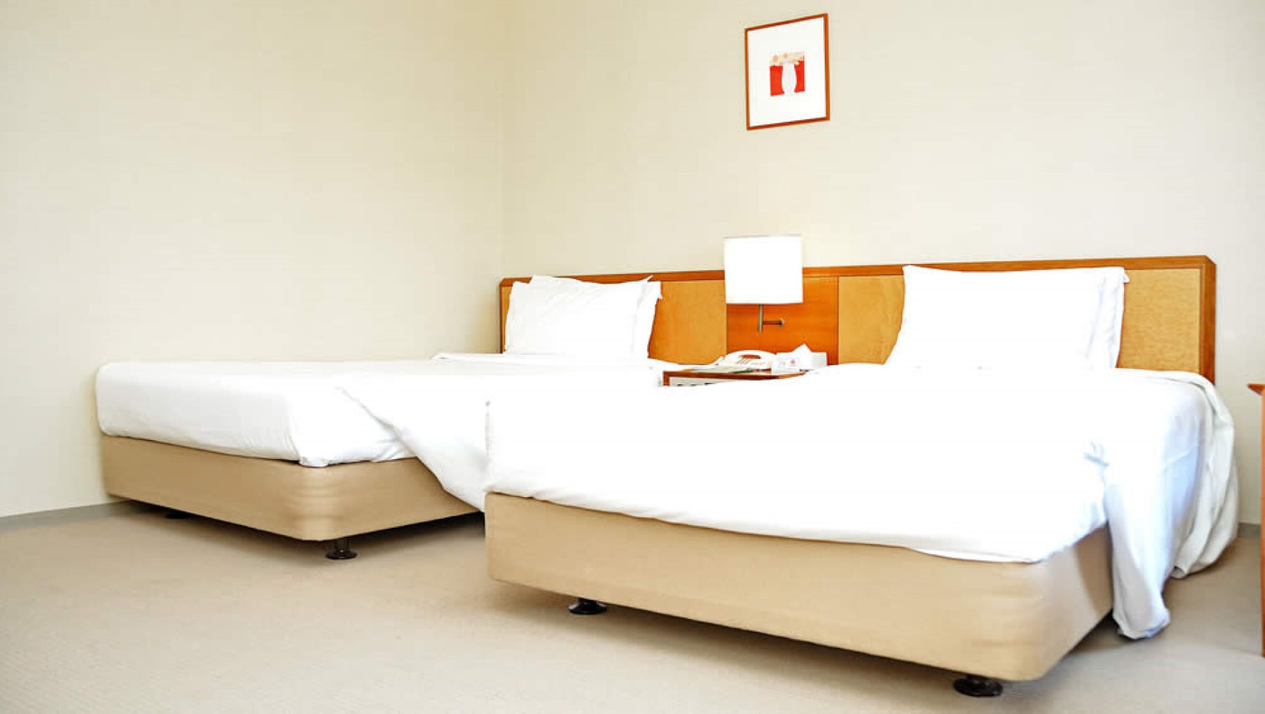 街を一望できるゆったりした客室3441895