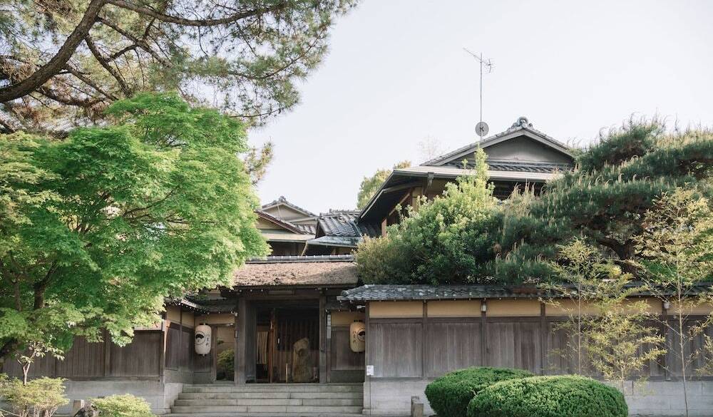 建物は築100年以上の木造建築 / 1
