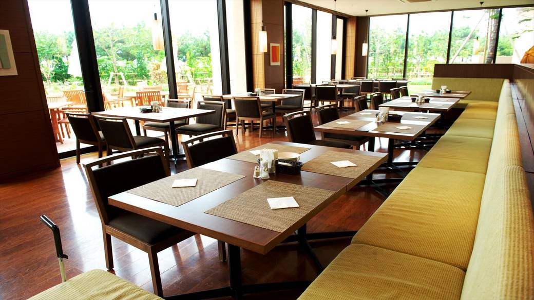 光が注ぐテラスで朝食
オーシャングリル / 4