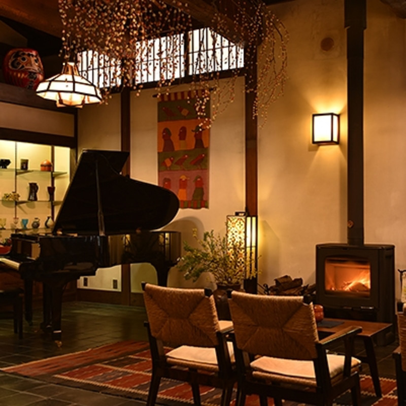 ロビー 薪ストーブとピアノ