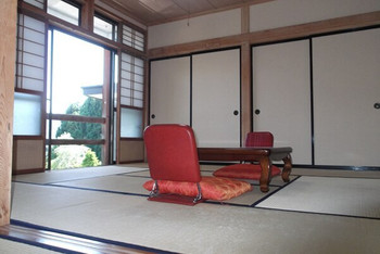 仏教時代の雰囲気が残る茅葺屋根の静かな場所3723636