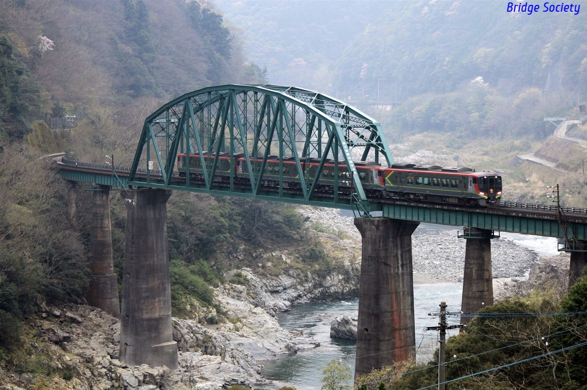 土讃線の鉄橋や大歩危峡谷がよく見えます。