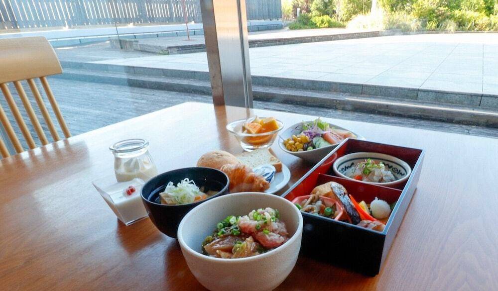 屋上庭園を眺めながらの朝食 / 4