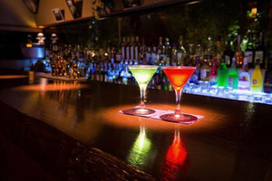 茅葺き屋根と大きな梁が魅力のバー