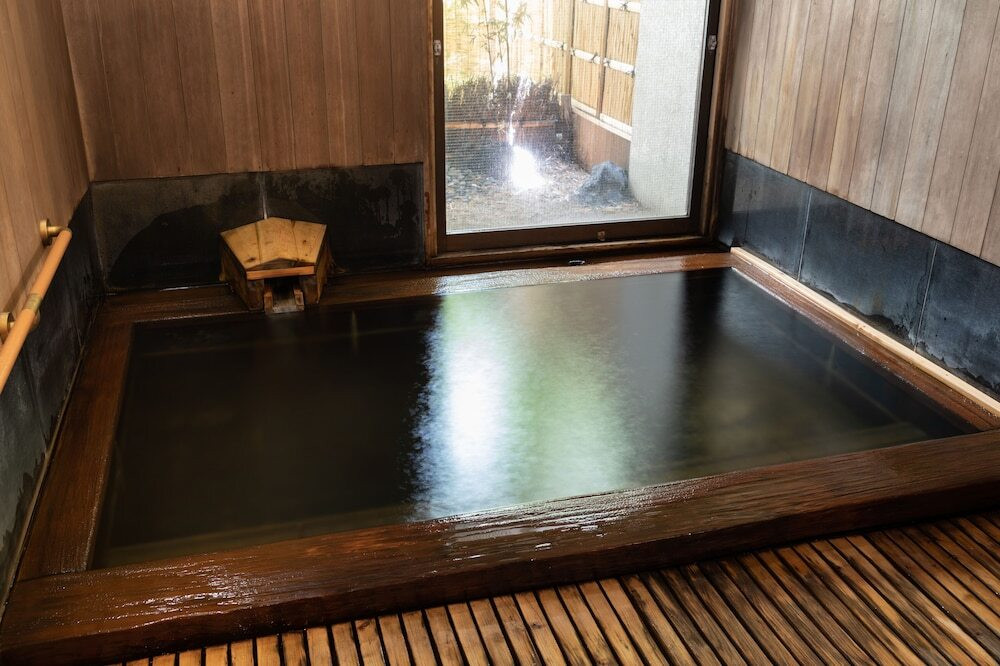 黒い湯の華がゆらめく、源泉かけ流しの温泉3476278