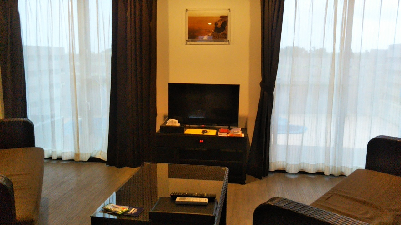 Living Room は快適であった。TVの大きさも~