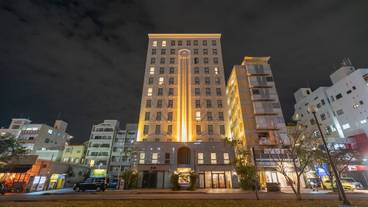 施設の正面 (日没後) / 2