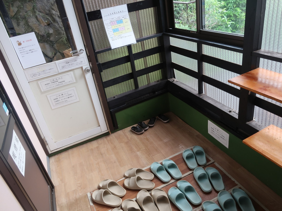 客室棟から入浴棟までも外に出て階段を上がります。